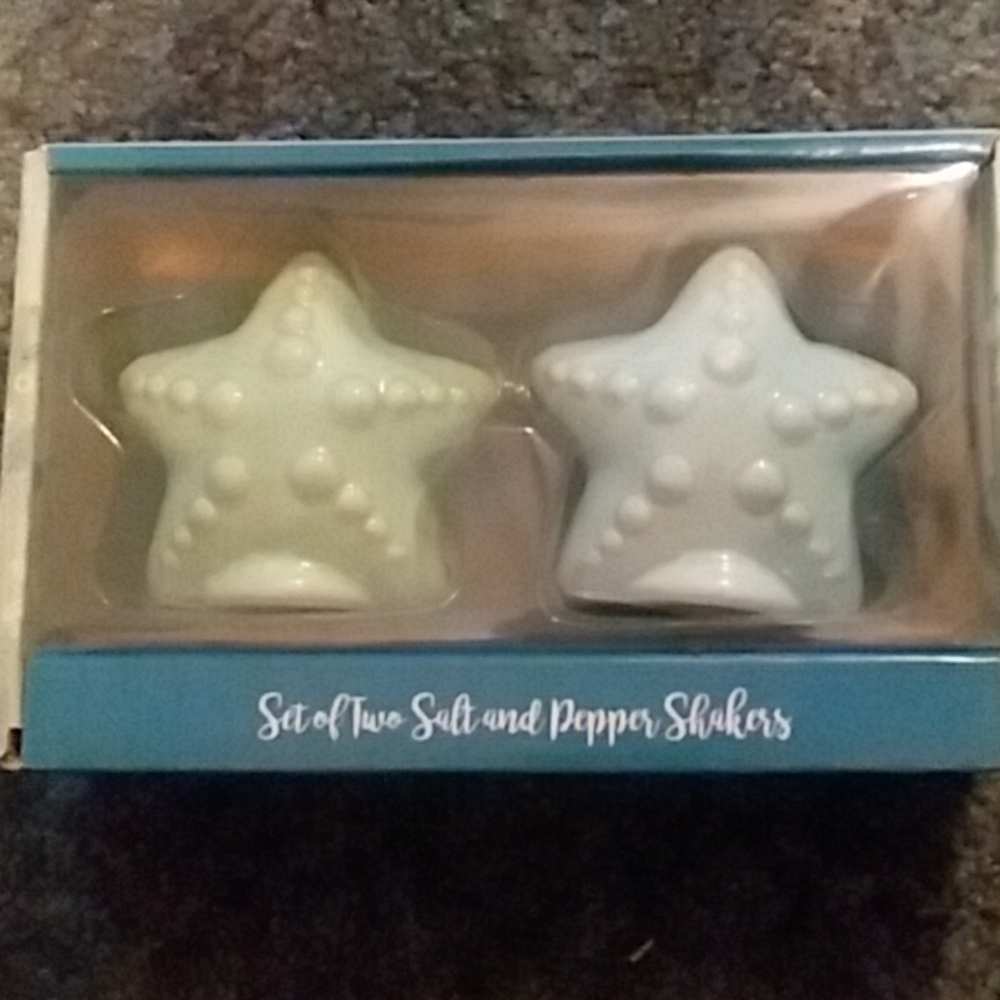 Salt and pepper shaker set